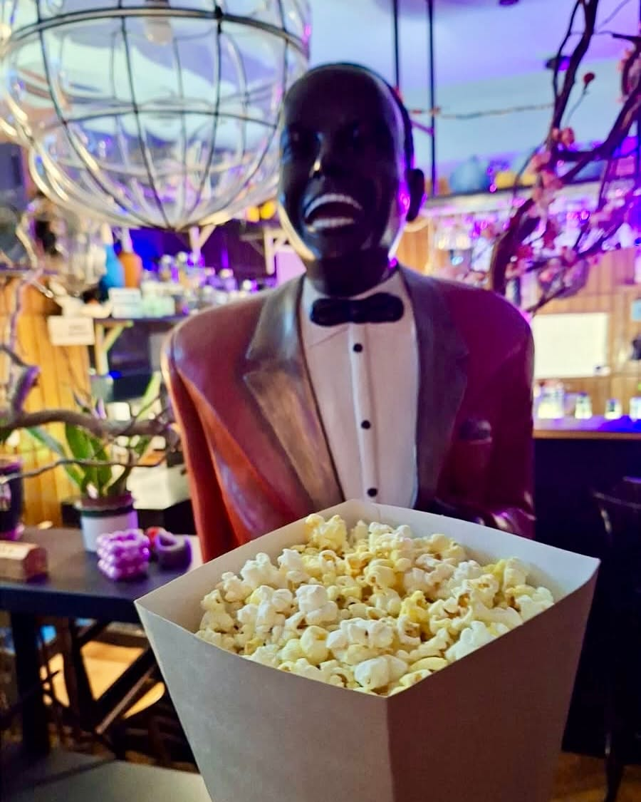 Popcorn na barze przy figurze kelnera